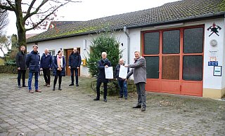 Der CDU-Landtagsabgeordnete Matthias Goeken (r.) und Marienmünsters Bürgermeister Josef Suermann (3. v. r.) mit den Zuwendungsbescheiden für das Dorfgemeinschaftshaus sowie das Feuerwehrgerätehaus in Großenbreden. - Madita Schellenberg Der CDU-Landtagsabgeordnete Matthias Goeken (r.) und Marienmünsters Bürgermeister Josef Suermann (3. v. r.) mit den Zuwendungsbescheiden für das Dorfgemeinschaftshaus sowie das Feuerwehrgerätehaus in Großenbreden. - Madita Schellenberg