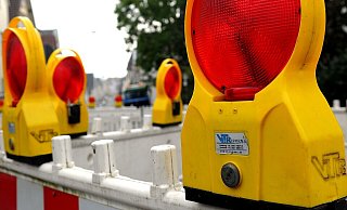 Der Kleinwagenfahrer durchbrach mehrere Baustellenabsperrungen und fuhr anschließend ungebremst weiter. - Symbolfoto: Jens Reichenbach Der Kleinwagenfahrer durchbrach mehrere Baustellenabsperrungen und fuhr anschließend ungebremst weiter. - Symbolfoto: Jens Reichenbach