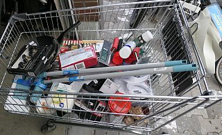 Der Einkaufswagen mit noch verpackter Ware wurde von der Paderborner Polizei sichergestellt. - Polizei Paderborn Der Einkaufswagen mit noch verpackter Ware wurde von der Paderborner Polizei sichergestellt. - Polizei Paderborn