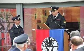 Löschgruppenführer Carsten Weber (links) erhält vom stellvertretenden Kreisbrandmeister Jürgen Rabbe eine Ehrenurkunde zur Einweihung. - Madita Schellenberg Löschgruppenführer Carsten Weber (links) erhält vom stellvertretenden Kreisbrandmeister Jürgen Rabbe eine Ehrenurkunde zur Einweihung. - Madita Schellenberg