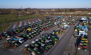 Der Stadion-Parkplatz wurde zum Sammelpunkt der Demonstranten. - Niklas Tüns Der Stadion-Parkplatz wurde zum Sammelpunkt der Demonstranten. - Niklas Tüns