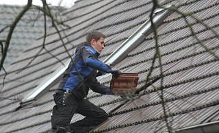 Dachdecker Tim Stein (21) ist den ersten Tag zurück aus dem Urlaub - und bessert Sturmschäden aus. - Ulf Hanke Dachdecker Tim Stein (21) ist den ersten Tag zurück aus dem Urlaub - und bessert Sturmschäden aus. - Ulf Hanke