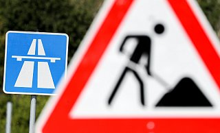 Auf der A30 wird in Höhe der Anschlussstelle Hiddenhausen ab Montag, 18. März, ein Fahrstreifen wegen Bauarbeiten gesperrt. - Jan Woitas / dpa Auf der A30 wird in Höhe der Anschlussstelle Hiddenhausen ab Montag, 18. März, ein Fahrstreifen wegen Bauarbeiten gesperrt. - Jan Woitas / dpa