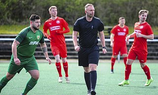 Kevin Oschinski, Gütersloher Referee, hier bei einem Landesligaspiel in Bielefeld, darf künftig in der Westfalenliga pfeifen. - Jörg Dieckmann - www.dieckmann-fotodesign.de Kevin Oschinski, Gütersloher Referee, hier bei einem Landesligaspiel in Bielefeld, darf künftig in der Westfalenliga pfeifen. - Jörg Dieckmann - www.dieckmann-fotodesign.de