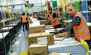 Das Fließband bestimmt den Arbeitsalltag im Amazon-Verteilzentrum. - Barbara Franke Das Fließband bestimmt den Arbeitsalltag im Amazon-Verteilzentrum. - Barbara Franke