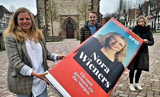 Loreen Lensdorf (v. l.), Marc Oppermann und Kristin Wieners mit einem Roll-Up und dem Konterfei ihrer Kandidatin Nora Wieners. - Simone Flörke Loreen Lensdorf (v. l.), Marc Oppermann und Kristin Wieners mit einem Roll-Up und dem Konterfei ihrer Kandidatin Nora Wieners. - Simone Flörke