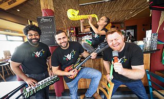 Die Crew des "Howzit" dreht auf: Peter Kausch (Synthesizer), Amir Nemat (Gitarre), Joey Chantal Meis (Saxophon) und ihr Mann Max (Gesang) freuen sich auf kleine Konzerte in ihrem südafrikanischem Restaurant. - Sarah Jonek Die Crew des "Howzit" dreht auf: Peter Kausch (Synthesizer), Amir Nemat (Gitarre), Joey Chantal Meis (Saxophon) und ihr Mann Max (Gesang) freuen sich auf kleine Konzerte in ihrem südafrikanischem Restaurant. - Sarah Jonek