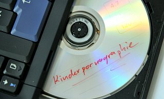 Ein 64-jähriger Mann aus Esplkamp muss sich vor dem MIndener Schöffengericht wegen des Besitzes mehrerer tausend Dateien kinderpornografischer Darstellungen verantworten. - Verwendung weltweit Ein 64-jähriger Mann aus Esplkamp muss sich vor dem MIndener Schöffengericht wegen des Besitzes mehrerer tausend Dateien kinderpornografischer Darstellungen verantworten. - Verwendung weltweit
