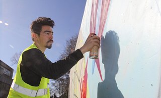Reza Jaxon sprüht im Auftrag der Stadt Bad Oeynhausen die graue Betonfläche an der Rampe des Fahrradparkhauses. - Ulf Hanke Reza Jaxon sprüht im Auftrag der Stadt Bad Oeynhausen die graue Betonfläche an der Rampe des Fahrradparkhauses. - Ulf Hanke
