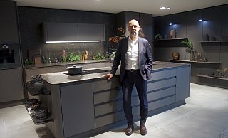 Siematic-Geschäftsführer Olaf Hoppe präsentiert auf der Hausmesse die neue SG6. Abgerundete Formen und Paneele sorgen nicht für ein elegantes Erscheinungsbild, sondern auch für eine hohe Funktionalität. - Felix Eisele Siematic-Geschäftsführer Olaf Hoppe präsentiert auf der Hausmesse die neue SG6. Abgerundete Formen und Paneele sorgen nicht für ein elegantes Erscheinungsbild, sondern auch für eine hohe Funktionalität. - Felix Eisele