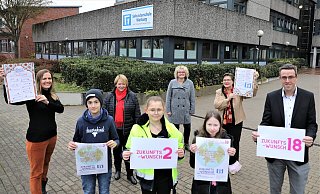 24 Zukunftswünsche im Sinne der Erd-Charta sind formuliert: Zum Entdecken und Mitreden laden ein die Schüler Jannes (vorn; v. l.), Pia und Lilly sowie Valeria Geritzen (dahinter, v. l.), Claudia Güthoff, Anja Kösters (didaktische Leitung), Anke Fabian und Andreas Niggemeyer. - Simone Flörke 24 Zukunftswünsche im Sinne der Erd-Charta sind formuliert: Zum Entdecken und Mitreden laden ein die Schüler Jannes (vorn; v. l.), Pia und Lilly sowie Valeria Geritzen (dahinter, v. l.), Claudia Güthoff, Anja Kösters (didaktische Leitung), Anke Fabian und Andreas Niggemeyer. - Simone Flörke