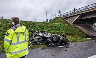 Der stark beschädigte Kombi blieb in Höhe der Brücke an der Queller Straße in Steinhagen im Kreis Gütersloh liegen. Er musste abgeschleppt werden. - Paul Brinkmann Der stark beschädigte Kombi blieb in Höhe der Brücke an der Queller Straße in Steinhagen im Kreis Gütersloh liegen. Er musste abgeschleppt werden. - Paul Brinkmann