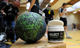 Harz wird im Handball gerne verwendet, um den Ball griffiger zu machen. - Raimund Vornbäumen Harz wird im Handball gerne verwendet, um den Ball griffiger zu machen. - Raimund Vornbäumen