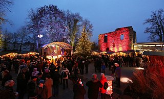 Rund um die Burgruine und Lippequelle findet am Adventswochenende wieder ein stimmungsvoller Weihnachtsmarkt statt. - www.PHOMAX.de Rund um die Burgruine und Lippequelle findet am Adventswochenende wieder ein stimmungsvoller Weihnachtsmarkt statt. - www.PHOMAX.de