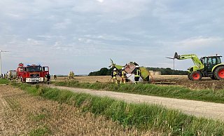 Diesmal brannte eine Ballenpresse auf einem Stoppelfeld zwischen Daseburg und Rösebeck. - FFW Warburg Diesmal brannte eine Ballenpresse auf einem Stoppelfeld zwischen Daseburg und Rösebeck. - FFW Warburg