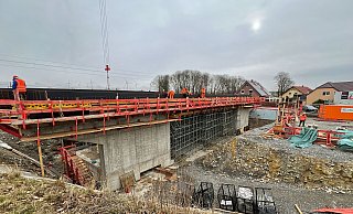 Die neue Eisenbahnüberführung "Eggestraße" wird neben der Bahnstrecke hergestellt. Bald soll das Bauwerk an die richtige Stelle geschoben werden. - DB AG Die neue Eisenbahnüberführung "Eggestraße" wird neben der Bahnstrecke hergestellt. Bald soll das Bauwerk an die richtige Stelle geschoben werden. - DB AG