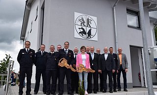 Löschgruppenleiter Kleinenberg Martin Thonemann und Bürgermeisterin Ute Dülfer unter andeem mit Wehrleiter René Wittig (l.), Landrat Christoph Rüther, Fachbereichsleiter Friedhelm Weber (2. v. r.) und Ortsvorsteher Frank Braun (r.) bei der Schlüsselübergabe. - Anja Ebner Löschgruppenleiter Kleinenberg Martin Thonemann und Bürgermeisterin Ute Dülfer unter andeem mit Wehrleiter René Wittig (l.), Landrat Christoph Rüther, Fachbereichsleiter Friedhelm Weber (2. v. r.) und Ortsvorsteher Frank Braun (r.) bei der Schlüsselübergabe. - Anja Ebner