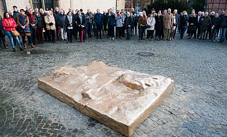 Mit reichlich Abstand folgen die Menschen der Einweihung des Frieda-Nadig-Denkmals auf dem Rathausplatz. Gedacht ist es als Anregung zum Nachdenken. - Ralf Bittner Mit reichlich Abstand folgen die Menschen der Einweihung des Frieda-Nadig-Denkmals auf dem Rathausplatz. Gedacht ist es als Anregung zum Nachdenken. - Ralf Bittner