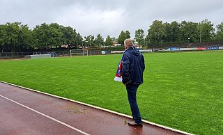 Der Vorstandsvorsitzende der SG FA Herringhausen-Eickum, Wolfgang Rullkötter, betrachtet den Rasen des Ludwig-Jahn-Stadions in Herford. Der Platz ist trotz anhaltender Regenfälle gut bespielbar. - Matthias Reiprich Der Vorstandsvorsitzende der SG FA Herringhausen-Eickum, Wolfgang Rullkötter, betrachtet den Rasen des Ludwig-Jahn-Stadions in Herford. Der Platz ist trotz anhaltender Regenfälle gut bespielbar. - Matthias Reiprich