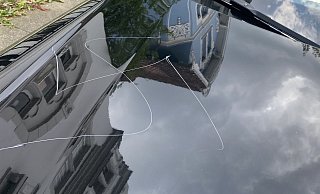 Eines der zum Teil sehr hochwertigen Fahrzeuge mit einem sichtbaren Hakenkreuz auf der Motorhaube. - Jürgen Mahncke Eines der zum Teil sehr hochwertigen Fahrzeuge mit einem sichtbaren Hakenkreuz auf der Motorhaube. - Jürgen Mahncke