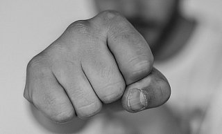 Ein 73-jähriger Mann soll eine Frau schwer misshandelt haben. - Symbolfoto: Pixabay Ein 73-jähriger Mann soll eine Frau schwer misshandelt haben. - Symbolfoto: Pixabay