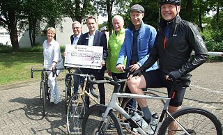 Die sechs vom Organisationsteam der Sieben-Pässe-Tour freuen sich schon auf den Event. Das Foto zeigt (v. l.) Sylke Weiherich, Markus Hannig, Marc Schäuble, Georg Droste, Frank Haberbosch und Michael Meier. - Karsten Schulz Die sechs vom Organisationsteam der Sieben-Pässe-Tour freuen sich schon auf den Event. Das Foto zeigt (v. l.) Sylke Weiherich, Markus Hannig, Marc Schäuble, Georg Droste, Frank Haberbosch und Michael Meier. - Karsten Schulz