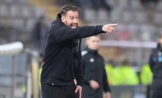 Trainer Mitch Kniat und Arminia Bielefeld brauchen im Auswärtsspiel gegen Jahn Regensburg dringend Zählbares. - Oliver Krato Trainer Mitch Kniat und Arminia Bielefeld brauchen im Auswärtsspiel gegen Jahn Regensburg dringend Zählbares. - Oliver Krato
