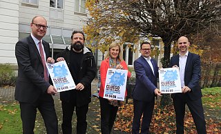 Da war die Welt noch in Ordnung: Walent-Tony Cerkez und Beate Krämer präsentieren gemeinsam mit dem Sponsor den Parklichter-Freitag. - Heidi Froreich Da war die Welt noch in Ordnung: Walent-Tony Cerkez und Beate Krämer präsentieren gemeinsam mit dem Sponsor den Parklichter-Freitag. - Heidi Froreich