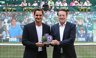 Turnierdirektor Ralf Weber (r.) ehrt Halle-Rekordsieger Roger Federer auf dem Center Court in der OWL-Arena. - Wolfgang Rudolf Turnierdirektor Ralf Weber (r.) ehrt Halle-Rekordsieger Roger Federer auf dem Center Court in der OWL-Arena. - Wolfgang Rudolf