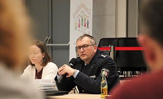 Ruhig und sachlich versuchte der Leiter der Direktion Verkehr, Markus Tewes, die Herausforderungen beim Thema Verkehrssicherheit zu erläutern. - David Schellenberg Ruhig und sachlich versuchte der Leiter der Direktion Verkehr, Markus Tewes, die Herausforderungen beim Thema Verkehrssicherheit zu erläutern. - David Schellenberg