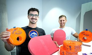 Jonas Benjamin und Daniel Kowollik (v.l.) bieten mit ihrer neugegründeten Schwimmschule "Flipper" Schwimmkurse in Gütersloh an. - Andreas Frücht Jonas Benjamin und Daniel Kowollik (v.l.) bieten mit ihrer neugegründeten Schwimmschule "Flipper" Schwimmkurse in Gütersloh an. - Andreas Frücht