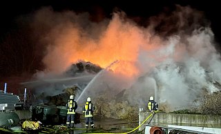 Fast 2.000 Strohballen stehen auf einem Bauernhof im Salzkottener Stadtteil Verlar in Flammen. - Ralph Meyer Fast 2.000 Strohballen stehen auf einem Bauernhof im Salzkottener Stadtteil Verlar in Flammen. - Ralph Meyer