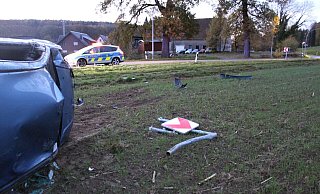 Die Fahrt des Fiesta-Fahrers endete auf einem Acker. - Polizei Minden-Lübbecke Die Fahrt des Fiesta-Fahrers endete auf einem Acker. - Polizei Minden-Lübbecke