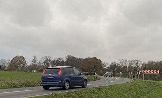 Diese Kurve der Häger Straße soll entschärft werden. Ein Teil der Straße wird neu gebaut. - Dirk Windmöller Diese Kurve der Häger Straße soll entschärft werden. Ein Teil der Straße wird neu gebaut. - Dirk Windmöller
