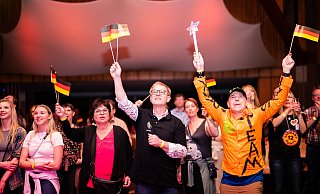 Ausgelassen und fröhlich feierten gut 300 Fans Samstagabend bis in den Sonntagmorgen hinein den Auftritt des in Espelkamp lebenden Isaak Gduerian, der in Malmö für Deutschland an den Start ging. - Noah Wedel Ausgelassen und fröhlich feierten gut 300 Fans Samstagabend bis in den Sonntagmorgen hinein den Auftritt des in Espelkamp lebenden Isaak Gduerian, der in Malmö für Deutschland an den Start ging. - Noah Wedel