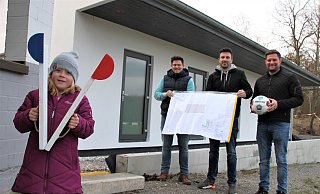 Die junge Turnerin Pauline gibt das Startsignal für den Innenausbau des neuen Umkleidehauses des Everser VfL, bei dem auch Stefan Adorf (v. l.), Robert Freitag und Christoph Lakemeyer tatkräftig helfen werden. - Madita Schellenberg Die junge Turnerin Pauline gibt das Startsignal für den Innenausbau des neuen Umkleidehauses des Everser VfL, bei dem auch Stefan Adorf (v. l.), Robert Freitag und Christoph Lakemeyer tatkräftig helfen werden. - Madita Schellenberg