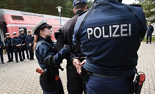 So wie in diesem Aus- und Fortbildungszentrum in Neustrelitz (Mecklenburg-Vorpommern) sollen auch ab heute Kommissaranwärter der Bundespolizei in Bielefeld trainiert werden. - Symbolfoto: picture alliance / dpa So wie in diesem Aus- und Fortbildungszentrum in Neustrelitz (Mecklenburg-Vorpommern) sollen auch ab heute Kommissaranwärter der Bundespolizei in Bielefeld trainiert werden. - Symbolfoto: picture alliance / dpa