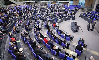 Parlamentarier debattieren im Plenum im Bundestag. - picture alliance/dpa Parlamentarier debattieren im Plenum im Bundestag. - picture alliance/dpa