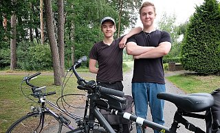 Anatolii Mikhalov (l.) und Thor Griemsmann aus Gütersloh wollten gemeinsam nach Paris. Nur einer von ihnen hat den Eiffelturm tatsächlich gesehen. - Andreas Frücht Anatolii Mikhalov (l.) und Thor Griemsmann aus Gütersloh wollten gemeinsam nach Paris. Nur einer von ihnen hat den Eiffelturm tatsächlich gesehen. - Andreas Frücht