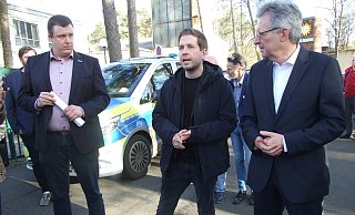 Stefan Schmidt, stellvertretender Vorsitzender des landwirtschaftlichen Kreisverbandes (v.l.) im Gespräch mit SPD-Geneeralsekretär Kevin Kühnert und SPD-Bundestagsabgeordneten Achim Post. - Karsten Schulz Stefan Schmidt, stellvertretender Vorsitzender des landwirtschaftlichen Kreisverbandes (v.l.) im Gespräch mit SPD-Geneeralsekretär Kevin Kühnert und SPD-Bundestagsabgeordneten Achim Post. - Karsten Schulz