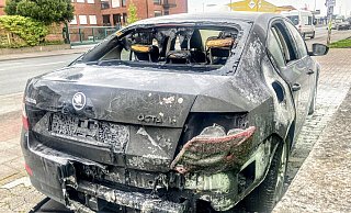 Erneut brennt ein Auto eines Autohändlers an der Eckendorfer Straße. Die Kripo ermittelt. Foto: Jens Reichenbach - Jens Reichenbach Erneut brennt ein Auto eines Autohändlers an der Eckendorfer Straße. Die Kripo ermittelt. Foto: Jens Reichenbach - Jens Reichenbach