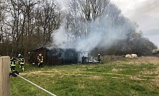Bei dem Brand eines Pferdeunterstands soll es sich um Brandstiftung handeln. - Polizei Minden-Lübbecke Bei dem Brand eines Pferdeunterstands soll es sich um Brandstiftung handeln. - Polizei Minden-Lübbecke