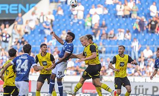 André Becker tut sich schwer. Doch mangelnde Einsatzbereitschaft kann man dem Neuzugang von Arminia Bielefeld nicht vorwerfen. - Oliver Krato André Becker tut sich schwer. Doch mangelnde Einsatzbereitschaft kann man dem Neuzugang von Arminia Bielefeld nicht vorwerfen. - Oliver Krato