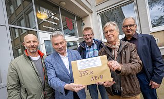 Der stellvertretende Bürgermeister und Bauauschussvorsitzende Dieter Honervogt (2.v.l.) nimmt die Unterschriftenliste von Josef Kritenbrink (v.l.), Reinhard Borgmeier, Michael Sudhoff-Ewers und Tim Wibbeke entgegen. - Niklas Tüns Der stellvertretende Bürgermeister und Bauauschussvorsitzende Dieter Honervogt (2.v.l.) nimmt die Unterschriftenliste von Josef Kritenbrink (v.l.), Reinhard Borgmeier, Michael Sudhoff-Ewers und Tim Wibbeke entgegen. - Niklas Tüns