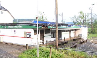 Das vom Tornado zerstörte Sportheim in Lütmarsen mit dem dahinterliegenden Feuerwehrgerätehaus. Seit einem Jahr wartet die Stadt auf das Geld zum Wiederaufbau. - Burkhard Battran Das vom Tornado zerstörte Sportheim in Lütmarsen mit dem dahinterliegenden Feuerwehrgerätehaus. Seit einem Jahr wartet die Stadt auf das Geld zum Wiederaufbau. - Burkhard Battran