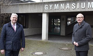 Bürgermeister Werner Peitz (l.) und CDU-Landtagsabgeordneter Bernhard Hoppe-Biermeyer vor dem Delbrücker Gymnasium. - Büro HB Bürgermeister Werner Peitz (l.) und CDU-Landtagsabgeordneter Bernhard Hoppe-Biermeyer vor dem Delbrücker Gymnasium. - Büro HB