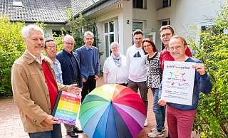 Pfarrer Berthold Keunecke (v. l.), Erdal Ekinci, Christian Hohmann, Pfarrer Andreas Smidt-Schellong, Pfarrerin Eva-Maria Schnarre, Agim Ibishi, Manuela Müller-Riepe, Jürgen Ennen und Frank Meier-Barthel laden zum Eröffnungsfest ins „Haus der Begegnung“ ein. - Ralf Bittner Pfarrer Berthold Keunecke (v. l.), Erdal Ekinci, Christian Hohmann, Pfarrer Andreas Smidt-Schellong, Pfarrerin Eva-Maria Schnarre, Agim Ibishi, Manuela Müller-Riepe, Jürgen Ennen und Frank Meier-Barthel laden zum Eröffnungsfest ins „Haus der Begegnung“ ein. - Ralf Bittner