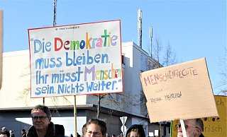 Für Demokratie und Menschenrechte: ein Plakat bei der Großdemo in Warburg mit 2.000 Teilnehmern. - Simone Flörke Für Demokratie und Menschenrechte: ein Plakat bei der Großdemo in Warburg mit 2.000 Teilnehmern. - Simone Flörke