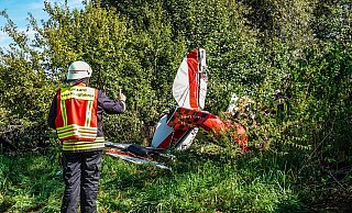 Flugzeug-Absturz in Gütersloh: Es handelte sich dabei um eine weiß-rote Doppeldecker-Propellermaschine des Herstellers Great Lakes. - Paul Brinkmann Flugzeug-Absturz in Gütersloh: Es handelte sich dabei um eine weiß-rote Doppeldecker-Propellermaschine des Herstellers Great Lakes. - Paul Brinkmann