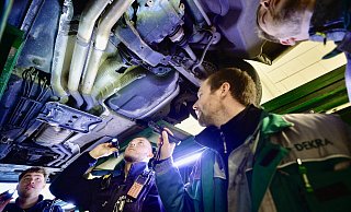 Gemeinsam mit den DEKRA-Experten sind etliche Fahrzeuge genauestens unter die Lupe genommen worden. - Wolfgang Wotke Gemeinsam mit den DEKRA-Experten sind etliche Fahrzeuge genauestens unter die Lupe genommen worden. - Wolfgang Wotke